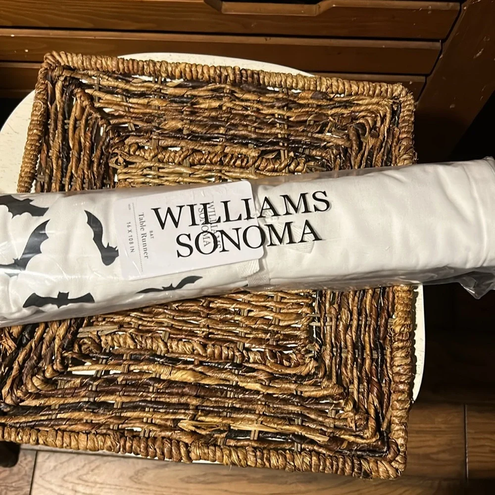Williams Sonoma Black Bat 🦇 Design Table Runner BNWT